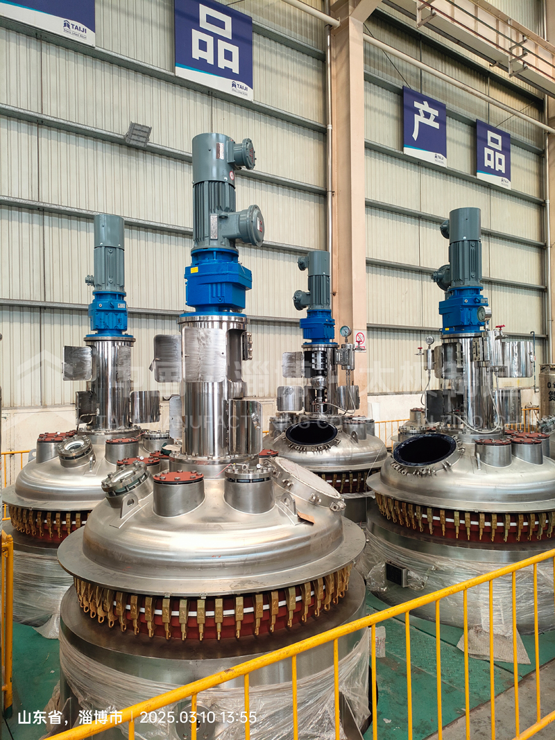 太極 GMP 外包不銹鋼搪玻璃設(shè)備生產(chǎn)現(xiàn)場